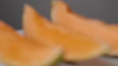 4k实拍哈密瓜夏季新鲜水果视频的预览图